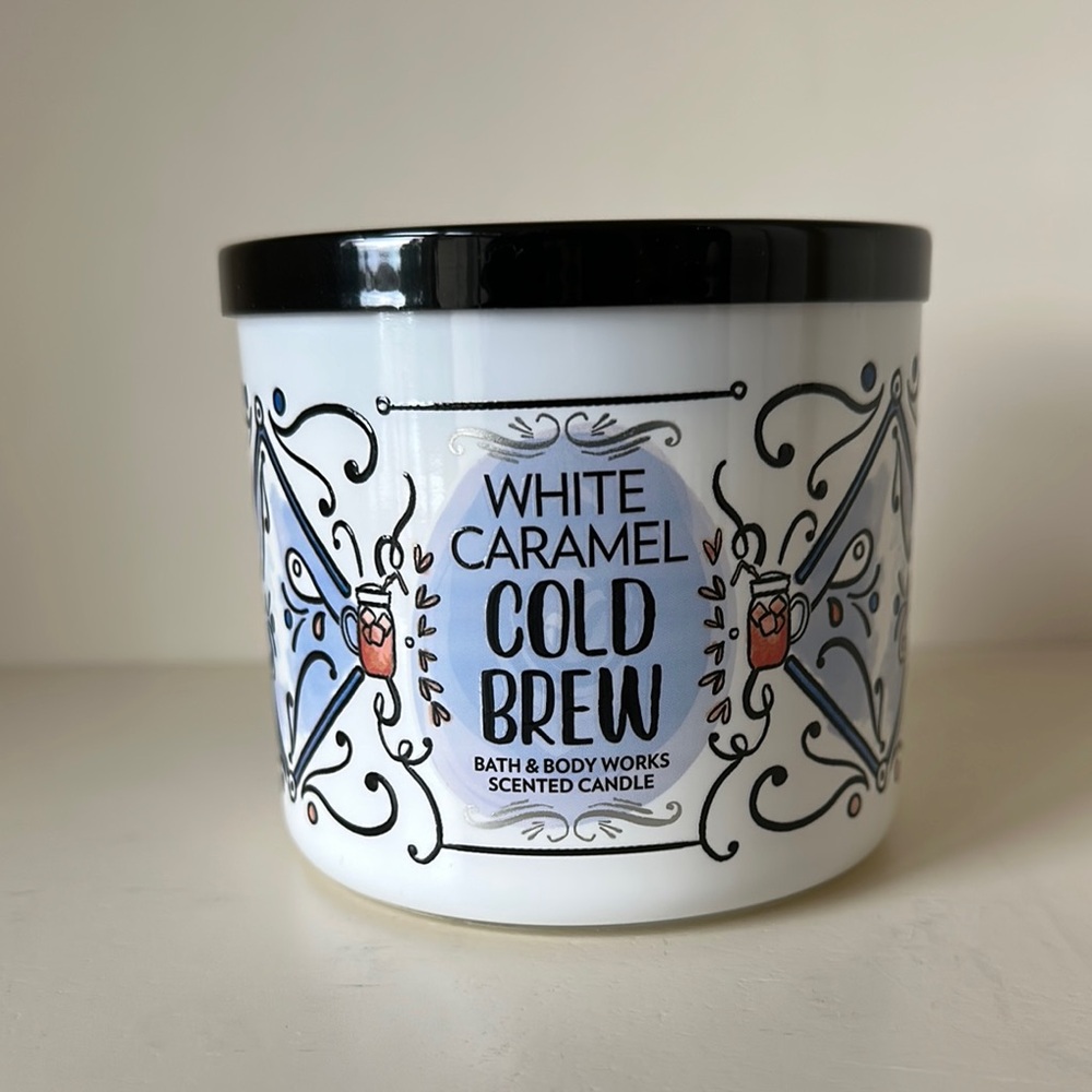 Bath & Body Works Black and White Candle